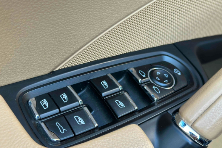 保时捷 2015款 Cayenne 3.0T中控内饰7001