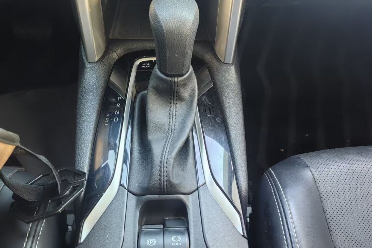 丰田 卡罗拉锐放 2024款 2.0L 智能电混双擎 先锋版中控内饰7005