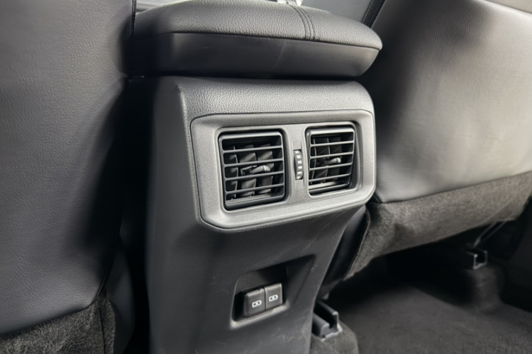 丰田 威兰达 2023款 双擎 2.5L E-CVT两驱豪华PLUS版中控内饰7011