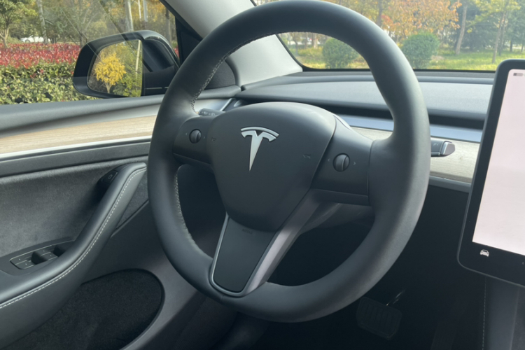 特斯拉 Model Y 2022款 改款 后轮驱动版中控内饰7009