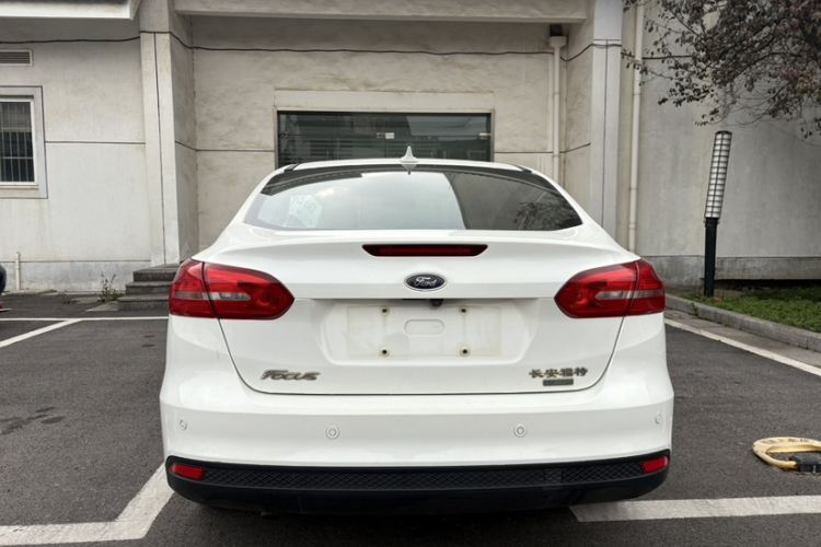 福特 福克斯 2018款 三厢经典 EcoBoost 125 自动超能风尚型智行版车身外观6001