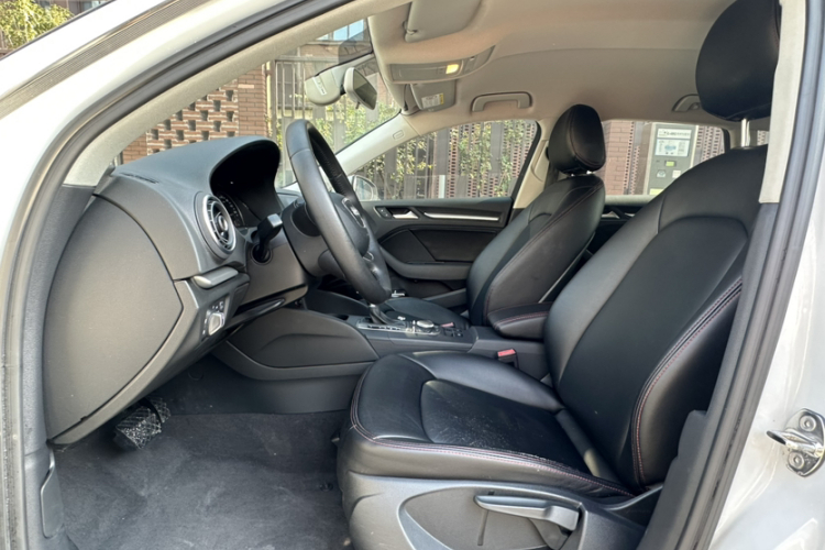 奥迪A3 2014款 Sportback 35 TFSI 自动进取型中控内饰7004