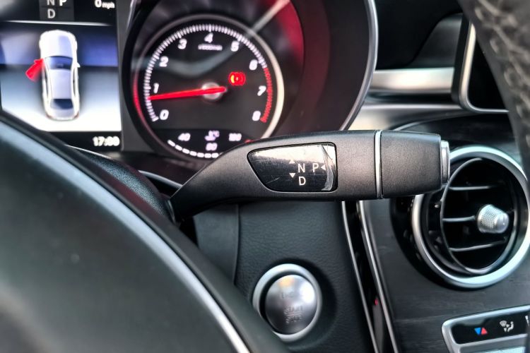 奔驰C级 2018款 C 180 L 时尚型运动版中控内饰7009