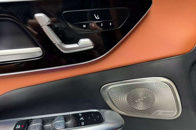 奔驰GLC 2023款 GLC 300 L 4MATIC 动感型 7座中控内饰7009