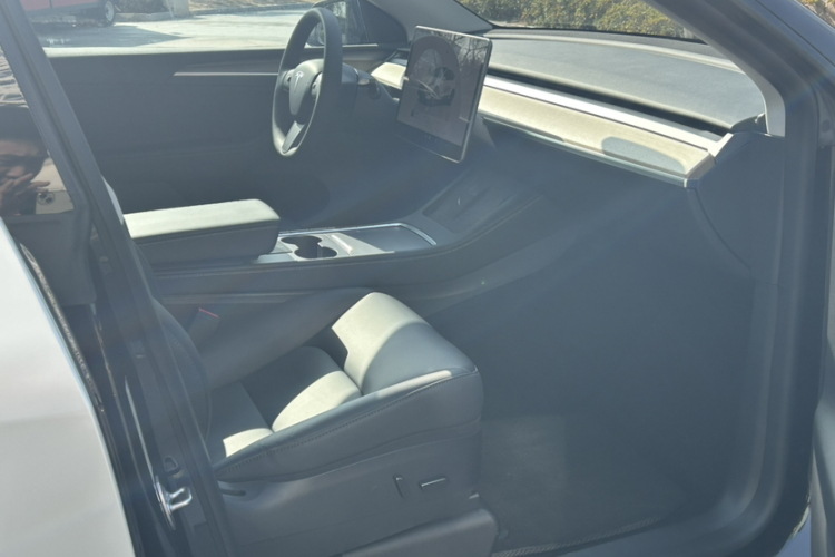 特斯拉 Model Y 2022款 改款 后轮驱动版中控内饰7001