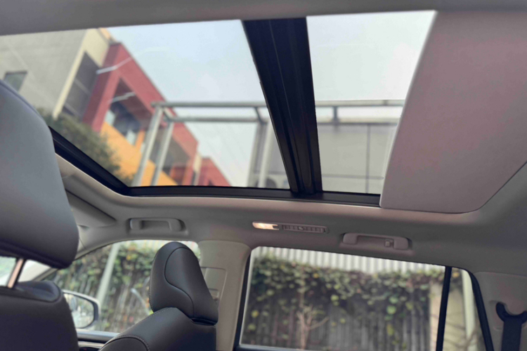 丰田 汉兰达 2022款 双擎 2.5L 两驱尊贵版 7座中控内饰7003