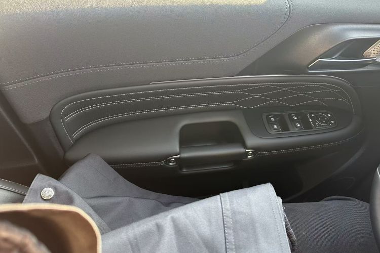 坦克300 2025款 2.4T 柴油版中控内饰7008