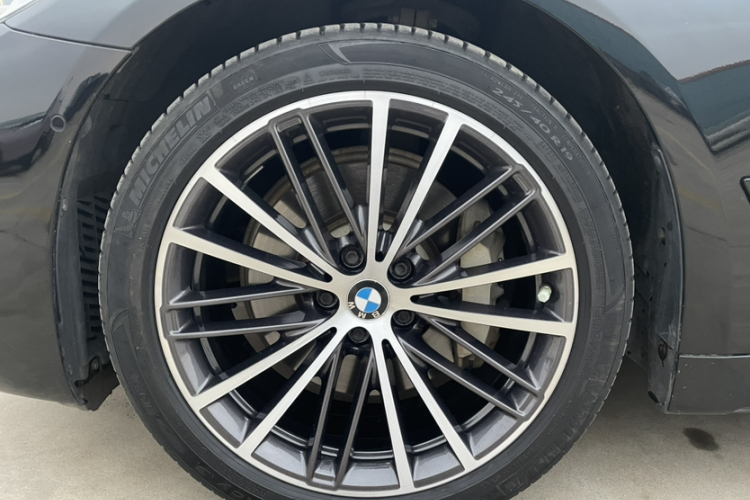 宝马5系 2019款 改款 530Li 尊享型 M运动套装车身外观6010