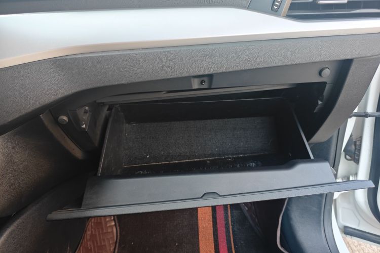 福特 福克斯 2019款 三厢 1.5L 手动锋跃型 国V中控内饰7012