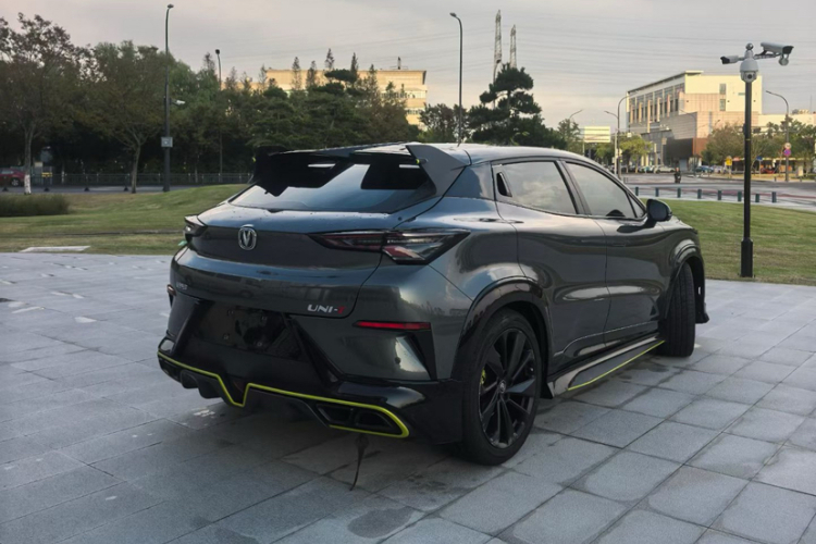 长安UNI-T 2022款 2.0T 运动版 尊贵型车身外观6010