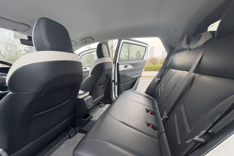 吉利几何E萤火虫 2023款 320KM 乖帅虎 5座中控内饰7003