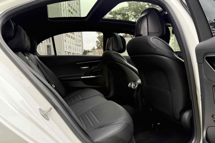 奔驰C级 2023款 改款 C 260 L 运动版中控内饰7011