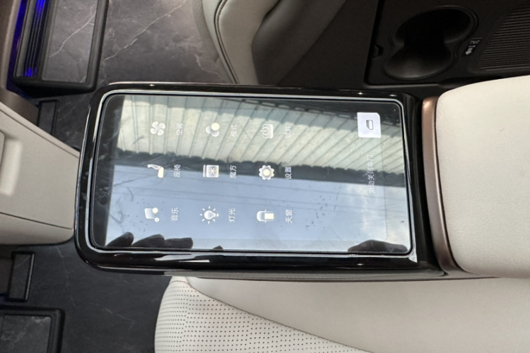 腾势D9 2022款 DM-i 970 四驱旗舰型中控内饰7002