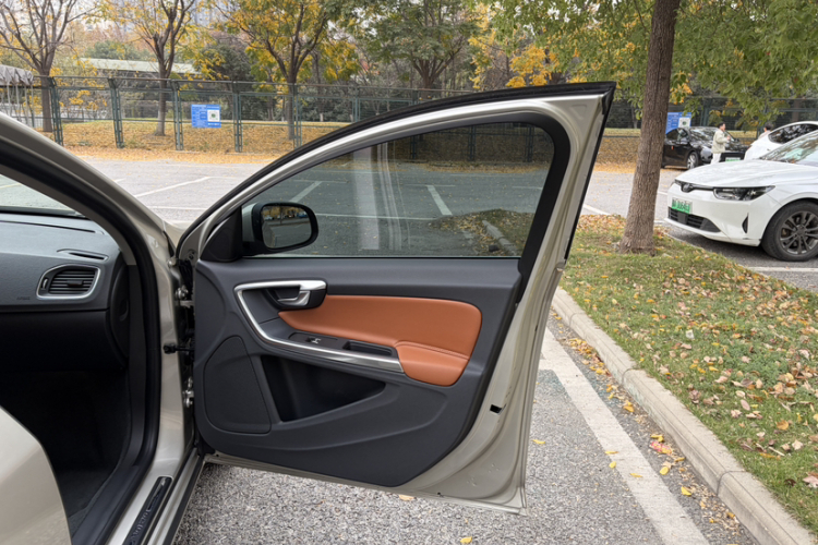 沃尔沃S60 2019款 S60L 改款 T5 智进进阶版中控内饰7007