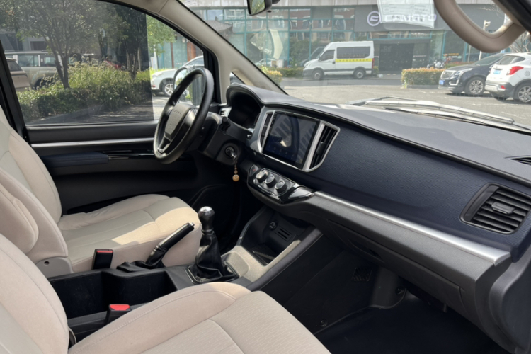 东风风行 菱智 2022款 M5 1.6L 实用型 5座中控内饰7004