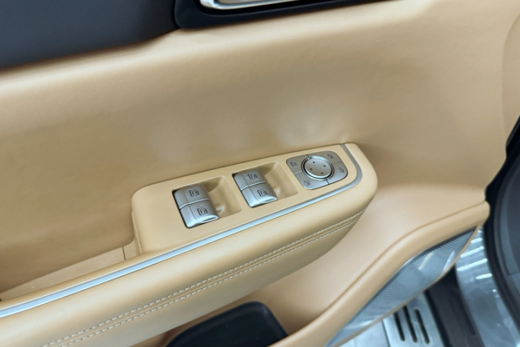 理想汽车 理想ONE 2020款 增程6座版中控内饰7005