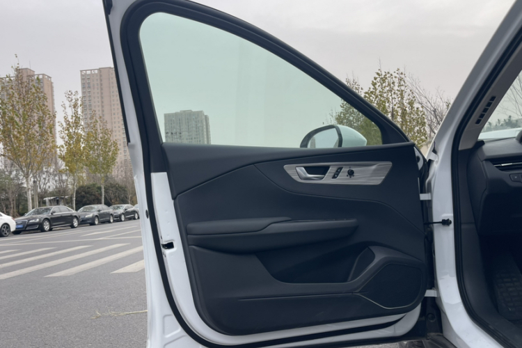 红旗E-QM5 2024款 500km 出行版中控内饰7011