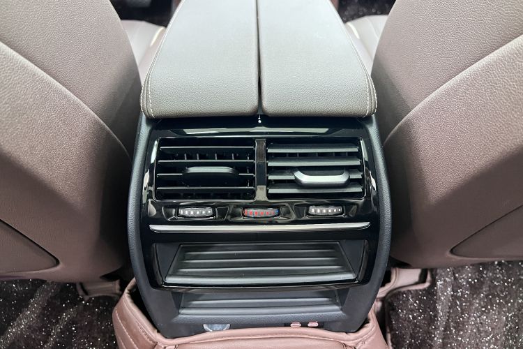 宝马5系 2022款 改款 530Li 领先型 M运动套装中控内饰7010