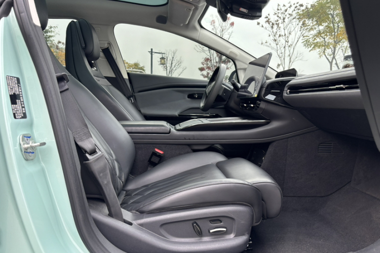 昊铂GT 2023款  710后驱超充七翼版车身外观6013