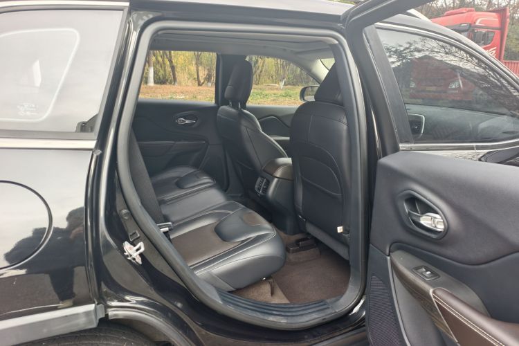 Jeep 自由光 2017款 2.0L 优越版中控内饰7005