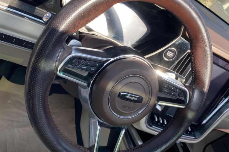 众泰T700 2017款 1.8T 双离合尊贵型中控内饰7005