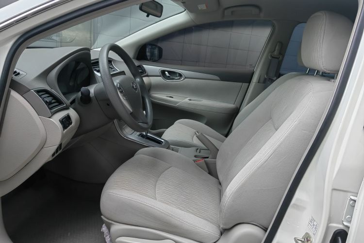 日产 轩逸 2012款 1.8XE CVT舒适版中控内饰7001