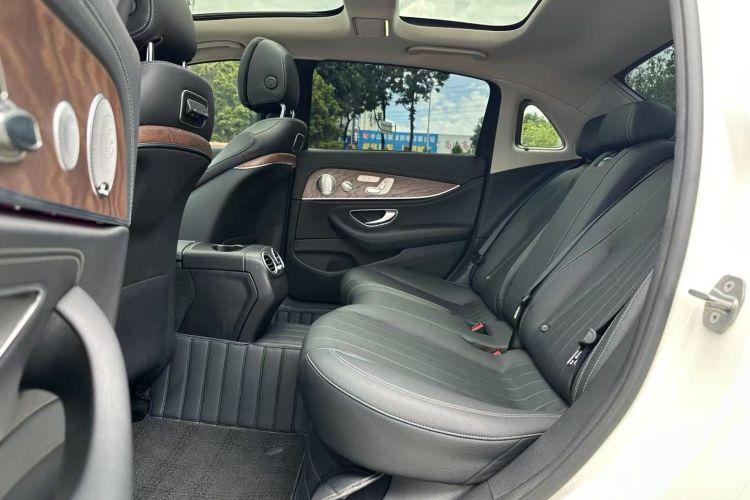 奔驰E级 2020款 E 300 L 豪华型中控内饰7010