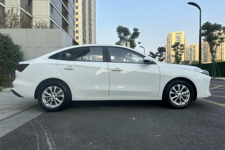 荣威i5 2023款 1.5L 手动舒享版车身外观6005