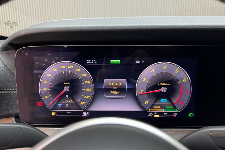 奔驰E级 2019款 E 350 L 4MATIC中控内饰15