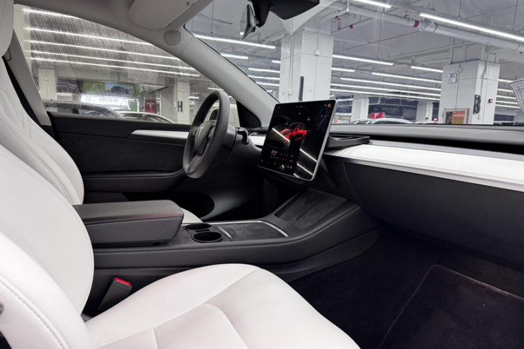 特斯拉 Model Y 2022款 长续航全轮驱动版中控内饰7006