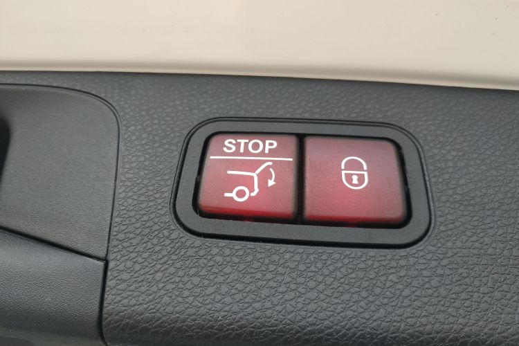 奔驰GLC 2019款 改款 GLC 260 L 4MATIC 豪华型局部细节9004