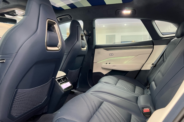 极氪001 2025款 WE版 100kWh 后驱中控内饰7004