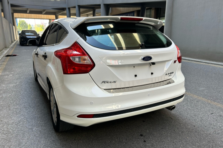 福特 福克斯 2012款 两厢 2.0L 自动豪华运动型车身外观6004