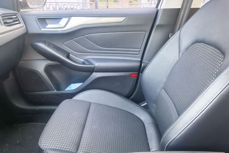 福特 福克斯 2020款 三厢 EcoBoost 180 自动锋潮型中控内饰7004