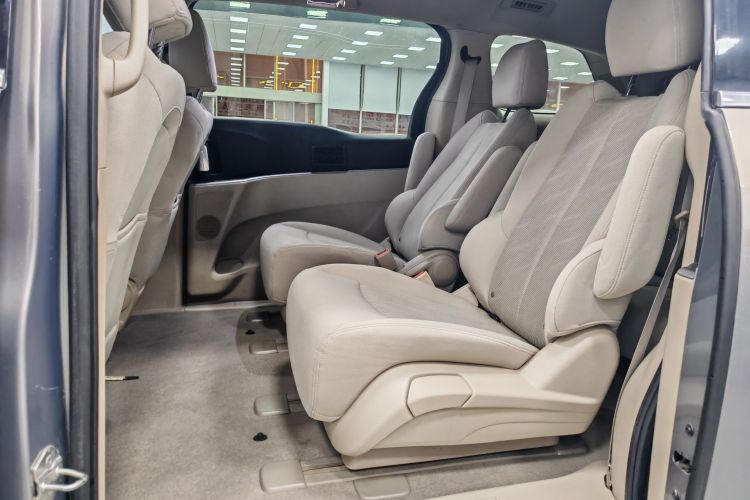 别克GL8 2017款 25S 舒适型 国V中控内饰7004