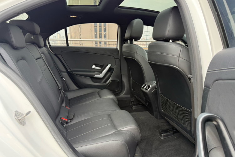 奔驰A级 2021款 A 180 L 运动轿车中控内饰7002