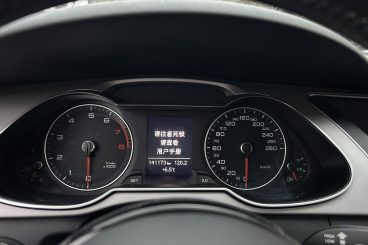 奥迪A4L 2015款 35 TFSI 自动标准型中控内饰15