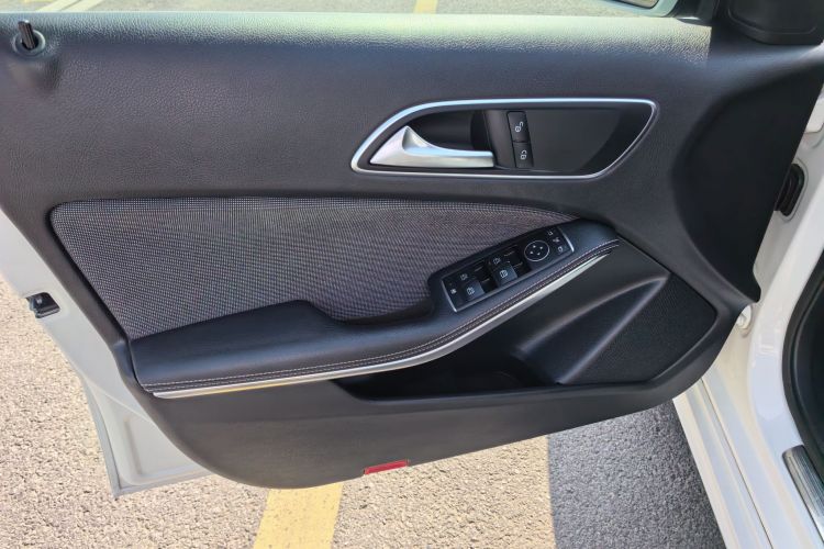 奔驰A级(进口) 2017款 改款 A 200 动感型中控内饰7006