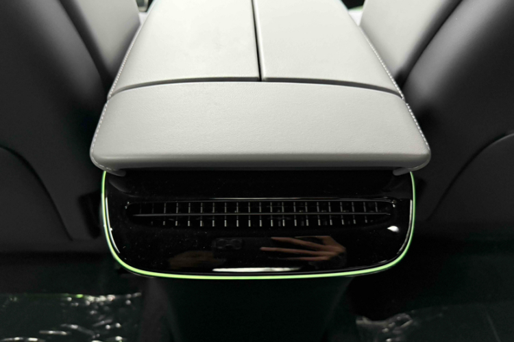 岚图汽车 岚图追光 2024款 PHEV 四驱超长续航行政版中控内饰7011