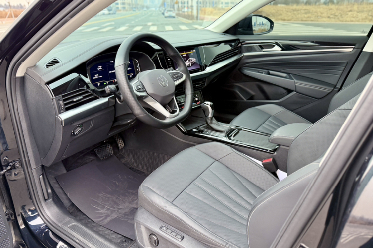 大众 帕萨特 2025款 出众款 380TSI 星空龙腾版中控内饰7001