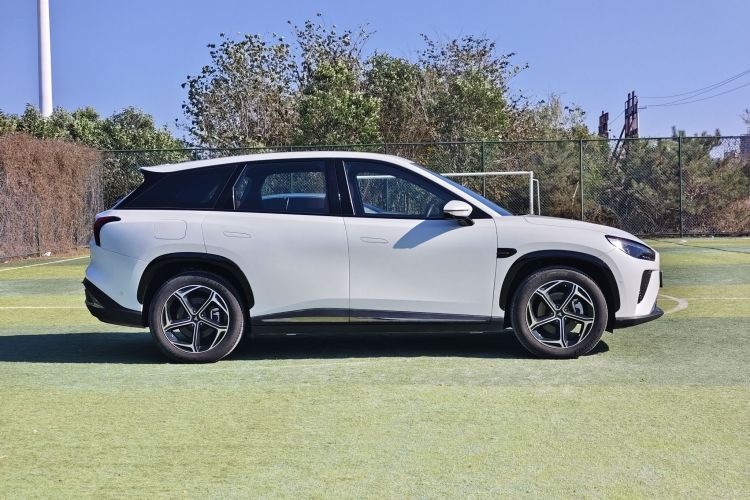 哪吒汽车 哪吒L 2024款 增程 310 闪充红衣版车身外观6008