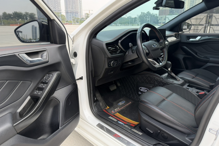 福特 福克斯 2022款 三厢 EcoBoost 180 自动ST Line中控内饰7005