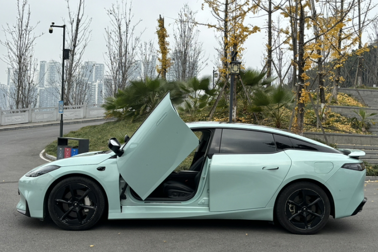 昊铂GT 2023款  710后驱超充七翼版车身外观6001