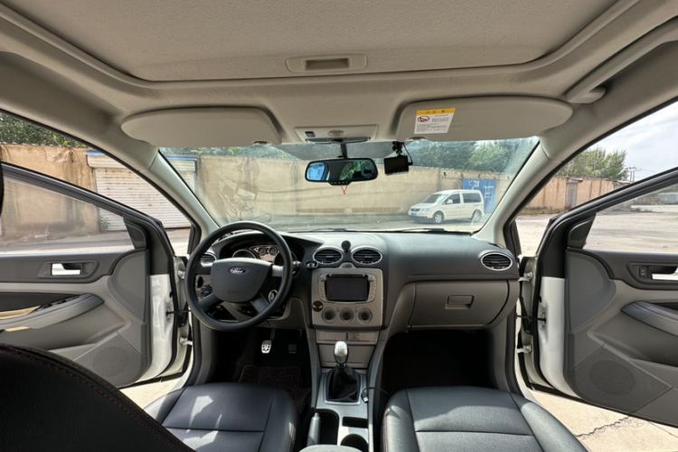 福特 福克斯 2013款 两厢经典 1.8L 手动百万纪念版中控内饰7001