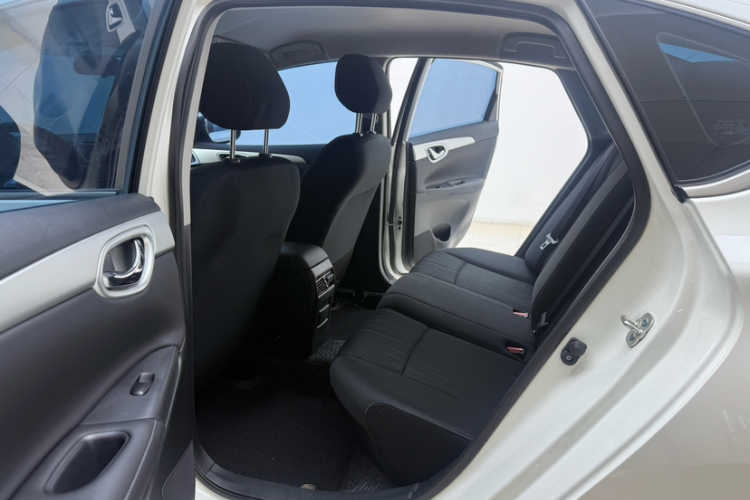 日产 轩逸 2024款 改款 经典 1.6XE CVT舒适版中控内饰7003