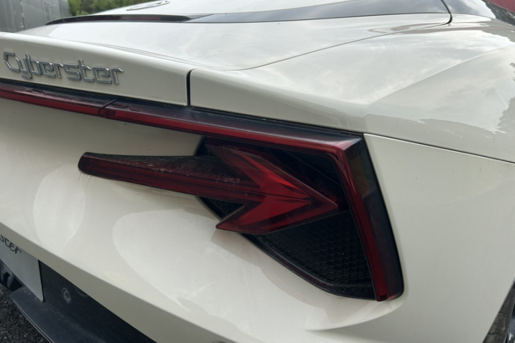 名爵 MG Cyberster 2024款 520km 传奇四驱红篷版车身外观6012