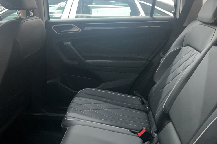 大众 途观L 2025款 出众款 300TSI 自动两驱龙腾版车身外观6006