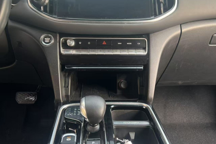 广汽传祺 传祺GS8 2020款 390T 两驱豪华智联版（七座）中控内饰7003