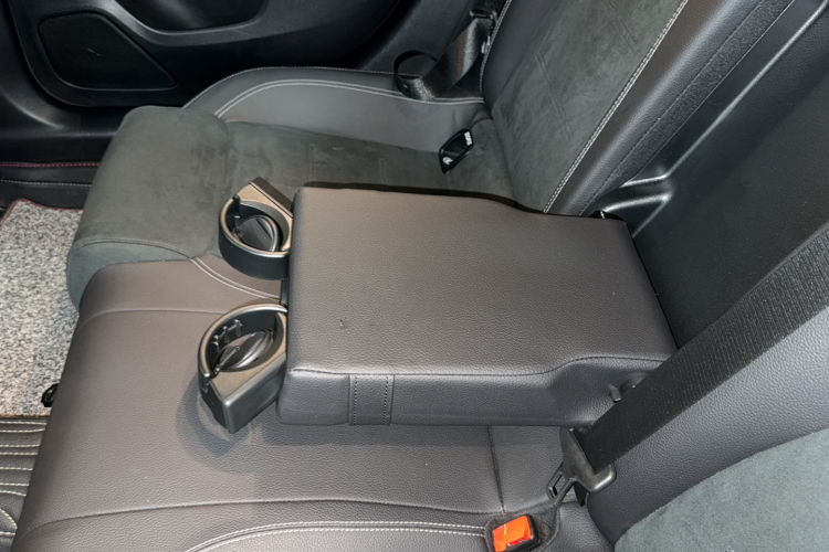 奔驰A级 2020款 A 180 L 运动轿车中控内饰7002