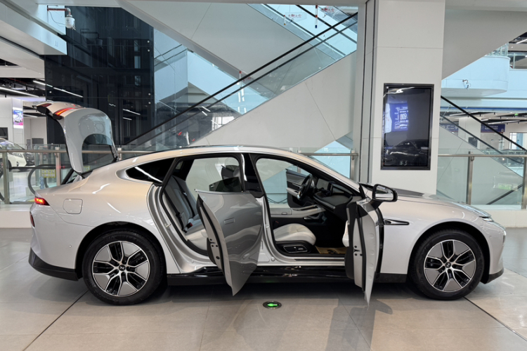 小鹏P7 2023款 P7i 702 Max车身外观6006